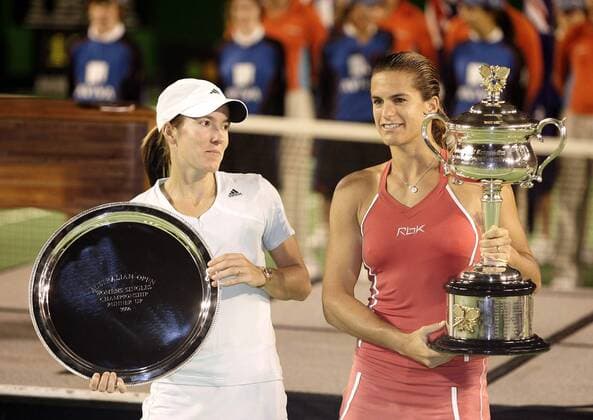 Justine Henin Hardenne (Belgien, li.) schaut während der Siegerehrung der Australian Open 2006 neidisch auf den Pokal von Amelie Mauresmo (Frankreich) Tennis Damen Australian Open 2006, Grand Slam, WTA Tour, Finale, Endspiel Gruppe Melbourne