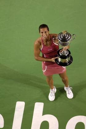 Amelie Mauresmo (Frankreich) schaut bei der Siegerehrung der Australian Open 2006 mit ihrem Pokal nach oben Tennis Damen Australian Open 2006, WTA Tour, Grand Slam, Endspiel, Finale Einzelbild Melbourne Freude,