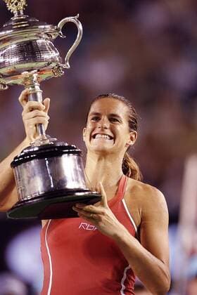 Amelie Mauresmo (Frankreich) jubelt mit dem Siegerpokal über den Gewinn der Australian Open Tennis Damen Australian Open 2006, Grand Slam, WTA Tour, Endspiel, Finale Einzelbild Melbourne Freude,