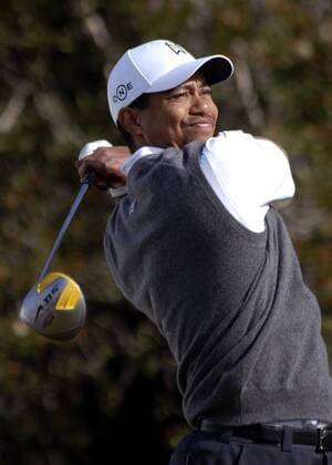 Eldrick Tiger Woods (USA) schaut seinem Abschlag skeptisch hinterher -  sdp2006012801 Golf Herren Buick Invitational 2006, PGA Tour, Golfen Einzelbild San Diego Enttäuschung,