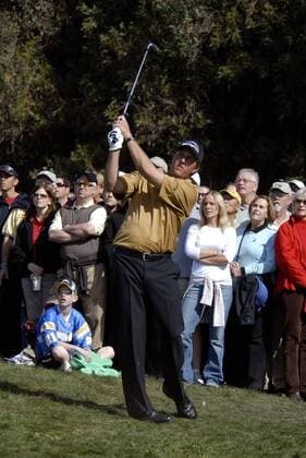 Phil Mickelson (USA) schaut zusammen mit den Zuschauern seinem Schlag hinterher -  sdp2006012809 Golf Herren Buick Invitational 2006, PGA Tour, Golfen Gruppe San Diego
