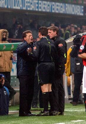 Trainer Walter Alfredo Novellino (Sampdoria Genua) diskutiert mit Schiedsrichter Massimo de Santis und dem 4. Offiziellen - Fußball Herren Serie A 2005 2006, 1. Italienische Liga, Sampdoria Genua Gruppe Mailand