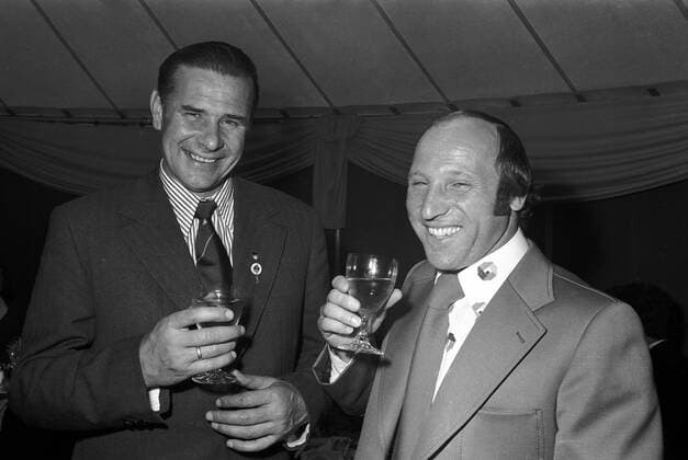 Torwartlegende Lew Jaschin (UdSSR, li.) und DFB Ehrenspielführer Uwe Seeler (BR Deutschland) haben sichtlich Spaß Fußball WM Herren Weltmeisterschaft 1974, Party, Eröffnungsparty, Feier, feiern Gruppe Kronberg Harmonie,
