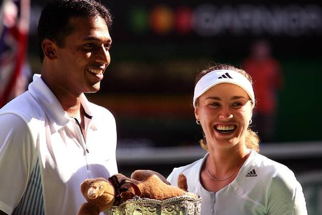 Martina Hingis (Schweiz) und Mahesh Bhupathi (Indien), Sieger der Australian Open 2006 im Mixed -  mel2006012901 Tennis Australian Open 2006, Grand Slam Gruppe Melbourne Freude, Begeisterung,
