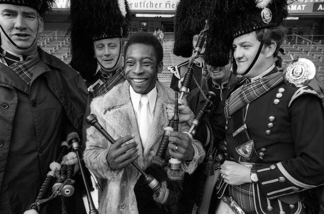Pele (Brasilien, Mitte) mit einem Dudelsack zwischen lauter Schotten Fußball WM Herren Weltmeisterschaft 1974, Shooting, Fotoshooting, Fototermin, Pressetermin, Fotostory Gruppe Frankfurt M. Harmonie,