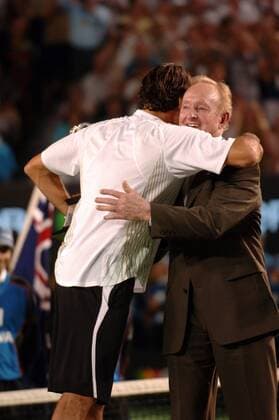 Tennislegende Rod Laver (Australien, re.) gratuliert Roger Federer (Schweiz) zum Sieg bei den Australian Open 2006 Tennis Herren Australian Open 2006, Grand Slam, ATP Tour, Gruppe o0 Finale Endspiel Melbourne Freude,