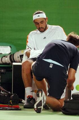 Marcos Baghdatis (Zypern) läßt sich behandeln Tennis Herren Australian Open 2006, Grand Slam, ATP Tour, Gruppe o0 Finale Endspiel Melbourne