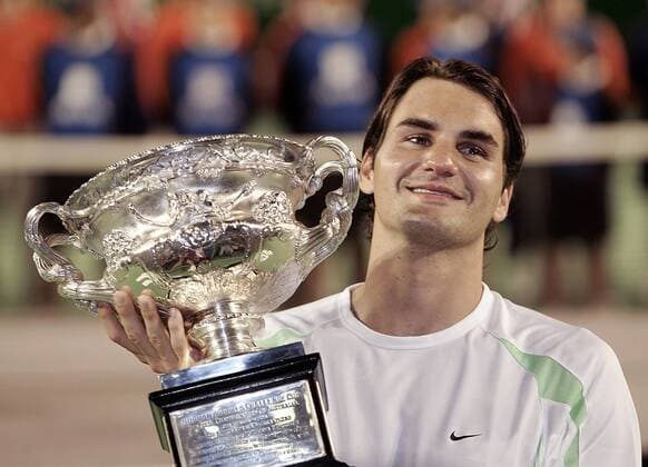 Roger Federer (Schweiz) - Der Australian Open Sieger 2006 mit seinem Pokal Tennis Herren Australian Open 2006, Grand Slam, ATP Tour, Finale, Endspiel, Einzelbild Melbourne