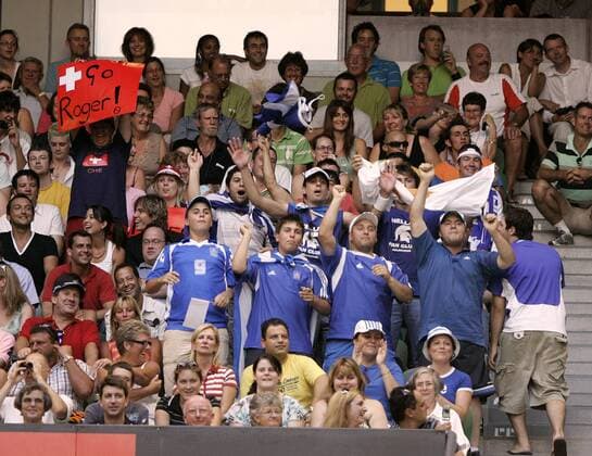 Griechische Fangruppe von Marcos Baghdatis (Zypern) gibt den Ton an, davon lässt sich der Fan von Roger Federer (Schweiz) nicht einschüchtern Tennis Herren Australian Open 2006, Grand Slam, ATP Tour, Finale, Endspiel, Totale Melbourne
