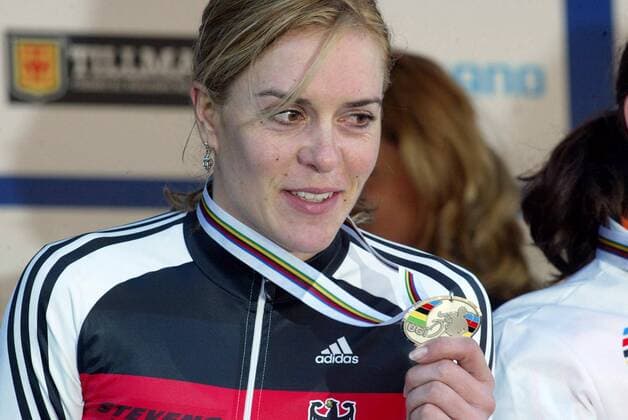 Hanka Kupfernagel (Deutschland) freut sich über ihre Silbermedaille bei der UCI Cyclo Cross Weltmeisterschaft 2006 Radsport WM Damen UCI Cyclo Cross Weltmeisterschaft 2006, CycloCross, Crossrennen, Rad, Querfeldein, Querfeldeinfahren Einzelbild Zeddam Freude,