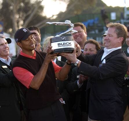 Eldrick Tiger Woods (USA) bekommt die Trophäe für seinen Sieg beim Buick Invitational 2006 - (Icon7674628) Golf Herren Buick Invitational 2006, PGA Tour, Golfen Gruppe San Diego EDITORIAL USE ONLY