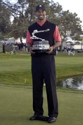 Eldrick Tiger Woods (USA) präsentiert die Trophäe für seinen Sieg beim Buick Invitational 2006 - (Icon7674630) Golf Herren Buick Invitational 2006, PGA Tour, Golfen Einzelbild San Diego Freude, EDITORIAL USE ONLY
