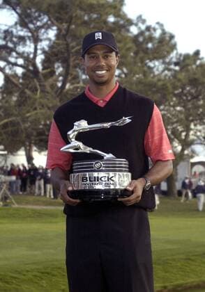 Eldrick Tiger Woods (USA) präsentiert die Trophäe für seinen Sieg beim Buick Invitational 2006 - (Icon7674631) Golf Herren Buick Invitational 2006, PGA Tour, Golfen Einzelbild San Diego Freude, EDITORIAL USE ONLY