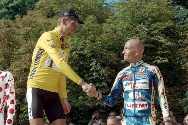 Gesamtsieger Jan Ullrich (Deutschland Team Telekom) empfängt vom Drittplatzierten Marco Pantani (Italien Mercatone Uno) Glückwünsche -  Radsport Herren Tour de France 1997, Straßenradsport, Straße, Rad, Vneg Gruppe Champs Elysees, Elysee 21. Etappe: Disneyland - Paris Freude,