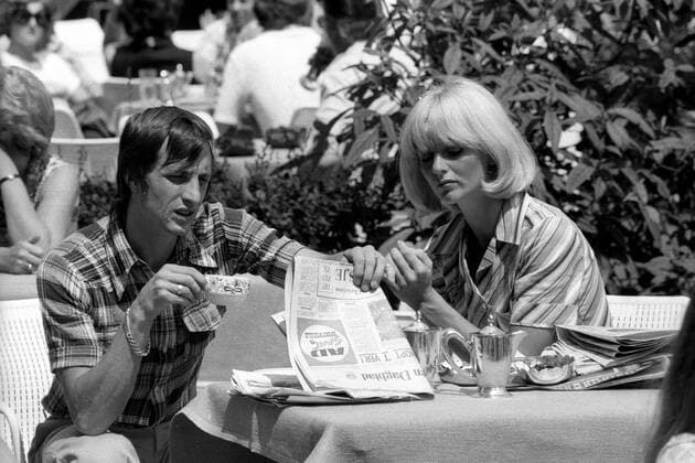 Johan Cruyff (Niederlande, li.) geht den Zeitungsstapel durch, daneben seine Frau Danny Fußball WM Herren Weltmeisterschaft 1974, Nationalmannschaft, Nationalteam Gruppe Hiltrup