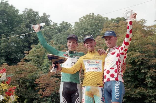 Trikotwertung v.li.: Erik Zabel (Deutschland Team Telekom) im grünen Trikot, Gesamtsieger Marco Pantani (Italien Mercatone Uno) im gelben Trikot und Christophe Rinero (Frankreich Cofidis) im Bergtrikot - Radsport Herren Tour de France 1998, Straßenradsport, Straße, Rad, Siegerehrung, Podium, Podest, Vneg Gruppe Champs Elysees, Elysee 21. Etappe: Melun - Paris Freude,
