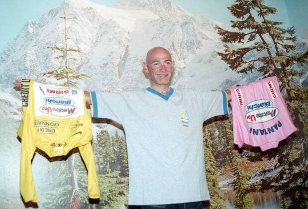 Marco Pantani (Italien Mercatone Uno) posiert mit seinen 98er Siegertrikots der Tour de France und des Giro d Italia, selten genug gewinnt ein Radsportler beide große Rundfahrten in einem Jahr -  Radsport Herren Tour de France 1998, Straßenradsport, Straße, Rad, Shooting, Fotoshooting, Fototermin, Vneg Einzelbild Freude,
