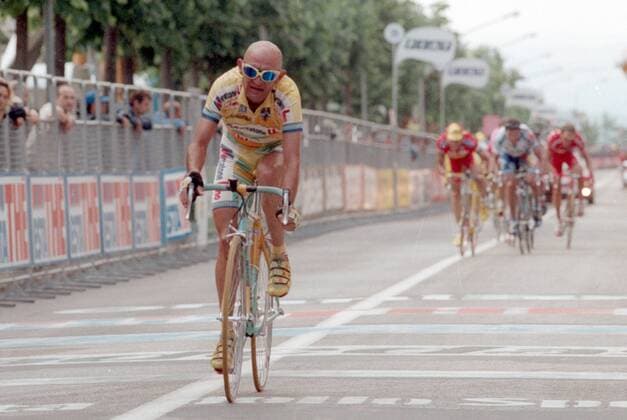 Marco Pantani (Italien Mercatone Uno) kommt erschöpft vor seinen Verfolgern ins Ziel -  Radsport Herren Giro d Italia 1998, dItalia, Straßenradsport, Straße, Rad, Vneg Totale Erschöpfung,