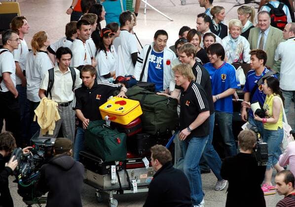 Torwart Oliver Kahn (vorn re.), Philipp Lahm (li.) und Per Mertesacker (alle Deutschland) simulieren während der Dreharbeiten zu einem T Com Werbespot die Ankunft am Flughafen mit viel Gepäck, aufgeregte Statisten folgen ihnen Fußball Herren Nationalmannschaft 2006, Nationalteam, Shooting, Fotoshooting, Fototermin, Werbepartner, Vdig Totale Sponsorentermin, Sponsor, Sponsoring Düsseldorf