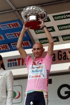 Gesamtsieger Marco Pantani (Italien Mercatone Uno) präsentiert auf dem Podium einen seiner gewonnenen Pokale -  Radsport Herren Giro d Italia 1998, dItalia, Straßenradsport, Straße, Rad, Vneg Einzelbild 22. Etappe: Lugano - Mailand Freude,