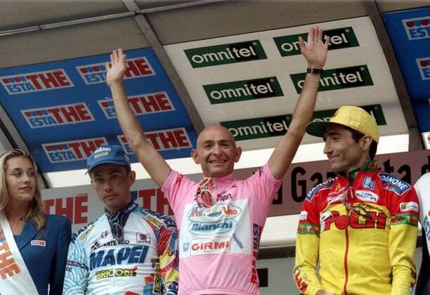 Siegerehrung v.re.: Giuseppe Guerini (Team Polti Platz 3), Gesamtsieger Marco Pantani (beide Italien Mercatone Uno), Pavel Tonkov (Rußland Mapei Platz 2) und eine nette Hostess -  Radsport Herren Giro d Italia 1998, dItalia, Straßenradsport, Straße, Rad, Vneg Gruppe 22. Etappe: Lugano - Mailand Freude, Begeisterung,
