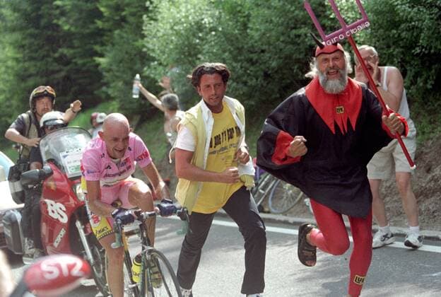 Marco Pantani (Italien Mercatone Uno) im rosa Trikot des Gesamtführenden jubelt wird nicht nur von Radteufel Dieter Didi Senft (Deutschland) angefeuert -  Radsport Herren Giro d Italia 1999, dItalia, Straßenradsport, Straße, Rad, Vneg Gruppe 19. Etappe: Castelfranco - Pampeago Freude, Begeisterung,