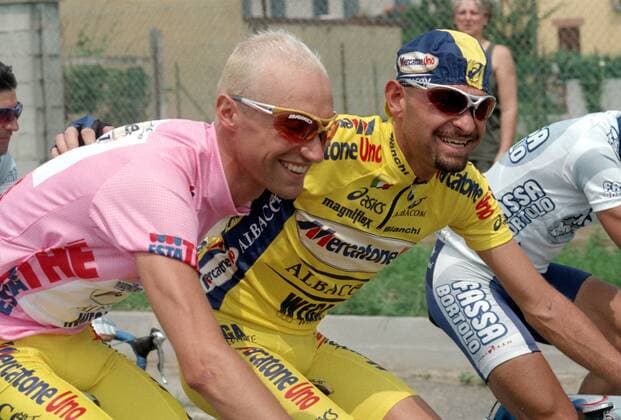 Marco Pantani (re.) und sein Teamkollege Stefano Garzelli (beide Italien Mercatone Uno), im rosa Trikot des Gesamtführenden, gut gelaunt auf der Schlußetappe -  Radsport Herren Giro d Italia 2000, dItalia, Straßenradsport, Straße, Rad, Vneg Gruppe 21. Etappe: Turin - Mailand Kameradschaft,