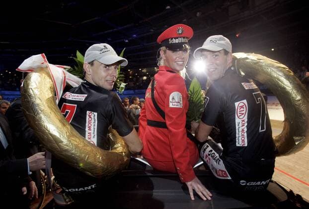 Robert Slippens (li.) und Danny Stam (beide Niederlande) gewinnen das 95. Berliner 6 Tage Rennen 2006 und posieren mit einer Hostess und ihren Siegerkränzen Radsport Herren 95. Berliner 6 Tage Rennen 2006, Sechstagerennen, Sechstage, Sechs, Sixdays, six days Gruppe Licht, Gegenlicht, Spot, Scheinwerfer Berlin Freude,