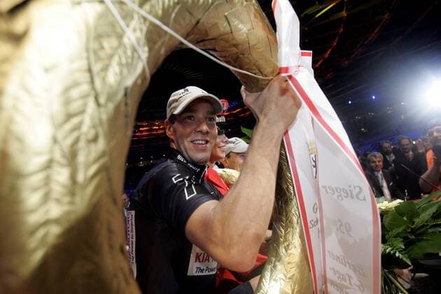 Danny Stam (Niederlande) gewinnt mit seinem Partner das 95. Berliner 6 Tage Rennen 2006 und jubelt mit dem Siegerkranz Radsport Herren 95. Berliner 6 Tage Rennen 2006, Sechstagerennen, Sechstage, Sechs, Sixdays, six days Einzelbild Berlin Begeisterung, Freude,