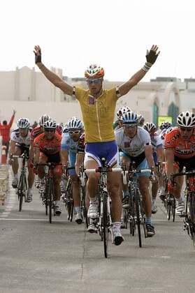 Tom Boonen (Belgien Quick Step Intergetic) gewinnt die 2. Etappe der Tour of Qatar 2006, Paride Grillo (Italien Ceramica Panaria Navigare, re.) und Erik Zabel (Deutschland Team Milram) folgen auf den Plätzen -  Radsport Herren Tour of Qatar 2006, Straßenradsport, Straße, Rad, Vdig Gruppe 2. Etappe: Camelodrome - Al Khor Corniche Doha Freude,