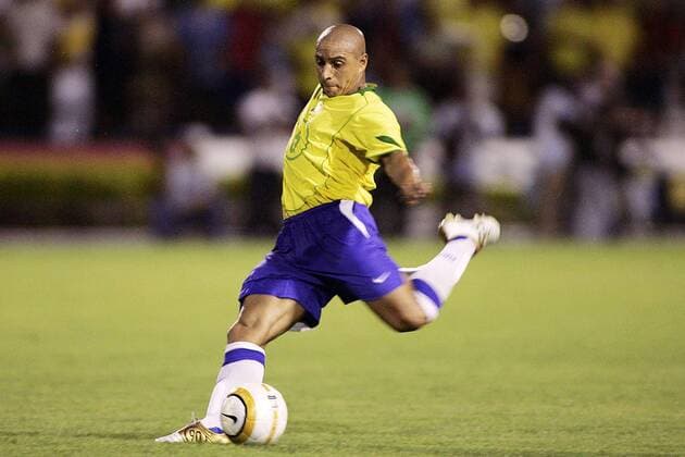 Roberto Carlos (Brasilien) zieht ab Fußball Länderspiel Herren Weltmeisterschaftsqualifikation 2004, Nationalmannschaft, Nationalteam, Nationaltrikot Einzelbild Maceio Dynamik,