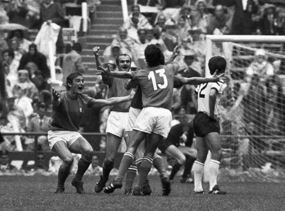 Torjubel Italien, v.li.: Luigi Riva, Sandro Mazzola und Angelo Domenghini und den enttäuschte Wolfgang Overath (BR Deutschland) Fußball WM Herren Weltmeisterschaft 1970, Nationalmannschaft, Nationalteam, Nationaltrikot, Länderspiel, Halbfinale Totale Mexico City, Mexiko Stadt Begeisterung, Freude,