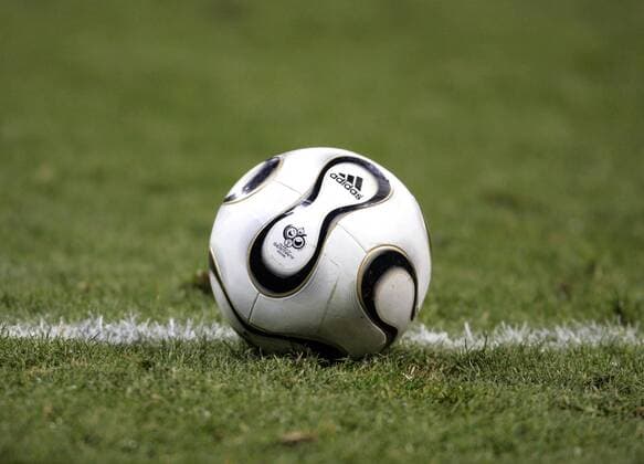 Adidas Spielball - Teamgeist - Fußball 1. BL Herren DFB Pokal 2005 2006, Pokalspiel Einzelbild München