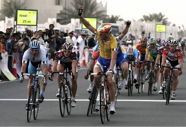Tom Boonen (Belgien Quick Step Innergetic, re.) gewinnt die 3. Etappe der Tour of Qatar vor Erik Zabel (Deutschland Team Milram, li.) und Matti Breschel (Dänemark CSC) -  Radsport Herren Tour of Qatar 2006, Straßenradsport, Straße, Rad, 3. Etappe, Vdig Gruppe Doha Freude,