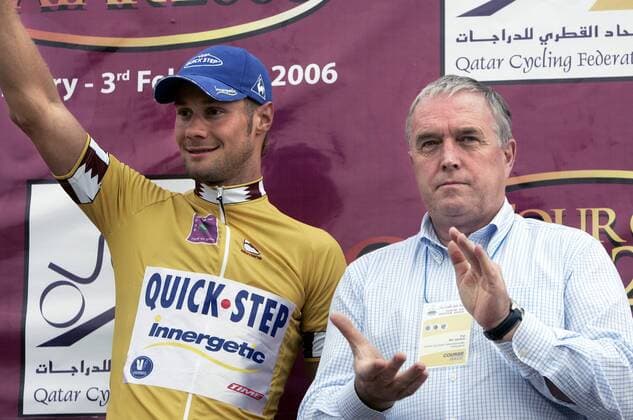 Tom Boonen (Belgien Quick Step Innergetic, li.) gewinnt die 3. Etappe der Tour of Qatar, UCI Präsident Pat McQuaid (Irland) spendet Beifall -  Radsport Herren Tour of Qatar 2006, Straßenradsport, Straße, Rad, 3. Etappe, Vdig Gruppe Doha