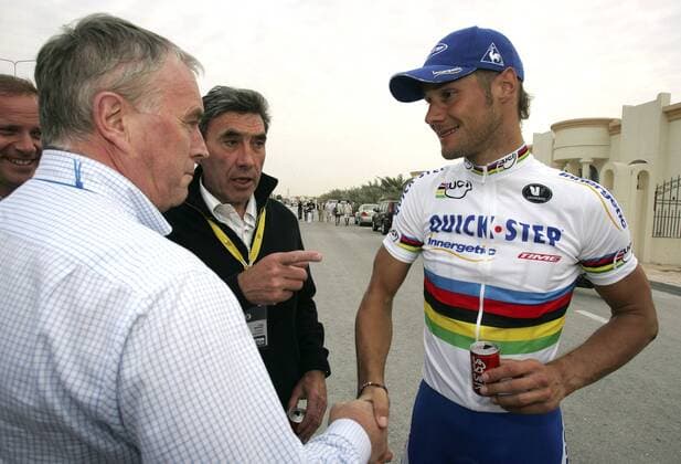 Tom Boonen (Belgien Quick Step Innergetic, re.) im Gespräch mit UCI Präsident Pat McQuaid (Irland, li.) und Eddy Merckx (Belgien) -  Radsport Herren Tour of Qatar 2006, Straßenradsport, Straße, Rad, 3. Etappe, Vdig Gruppe Doha