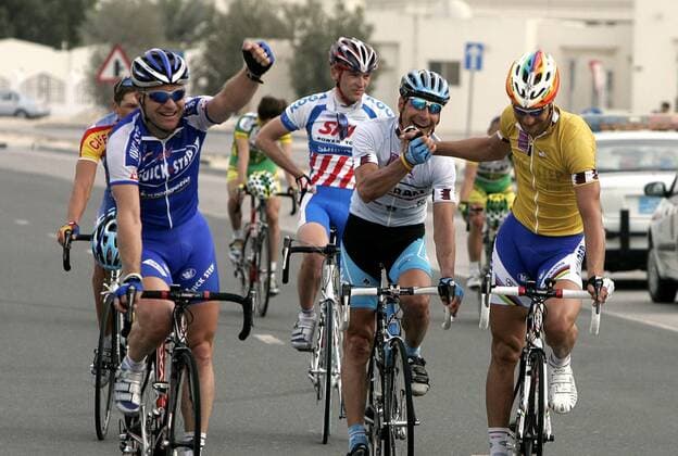 An wen ging wohl der Zwischensprint? - Steven de Jongh (Niederlande, li.) - Jubel, Tom Boonen (Belgien beide Quick Step Innergetic, re.) und Erik Zabel (Deutschland Team Milram) shakehands -  Radsport Herren Tour of Qatar 2006, Straßenradsport, Straße, Rad, 3. Etappe, Vdig Gruppe Doha Freude,