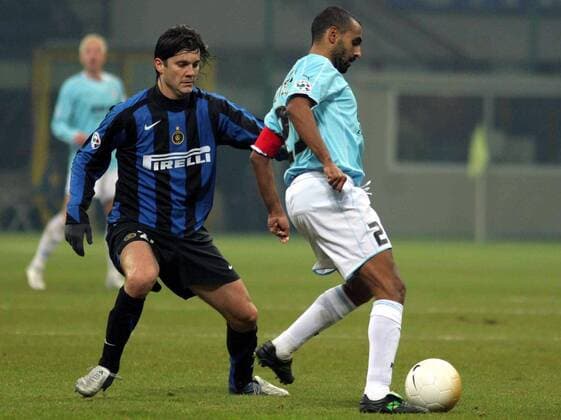 Fabio Liverani (Lazio, re.) gegen Santiago Solari (Inter) -  Fußball Herren Coppa Italia 2005 2006, Italienischer Pokal, Pokalspiel, FC Internazionale Mailand - Lazio Rom 1:0 Gruppe Mailand Dynamik,