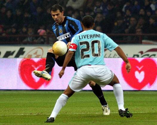 Dejan Stankovic (Inter, li.) - Lupfer gegen Fabio Liverani (Lazio) -  Fußball Herren Coppa Italia 2005 2006, Italienischer Pokal, Pokalspiel, FC Internazionale Mailand - Lazio Rom 1:0 Gruppe Mailand Dynamik,