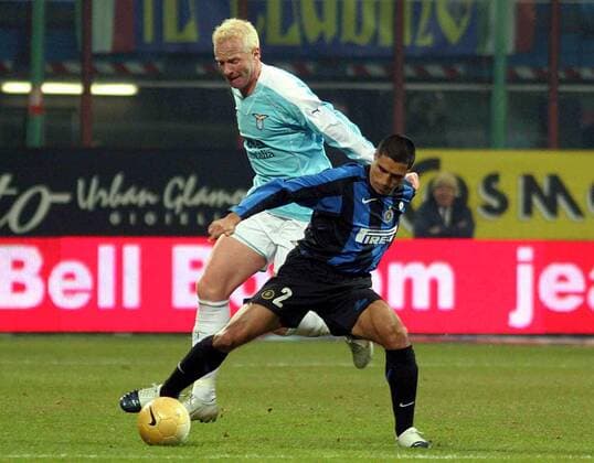 Ivan Ramiro Cordoba (Inter, re.) gegen Igli Tare (Lazio) -  Fußball Herren Coppa Italia 2005 2006, Italienischer Pokal, Pokalspiel, FC Internazionale Mailand - Lazio Rom 1:0 Gruppe Mailand Dynamik, Kampf,