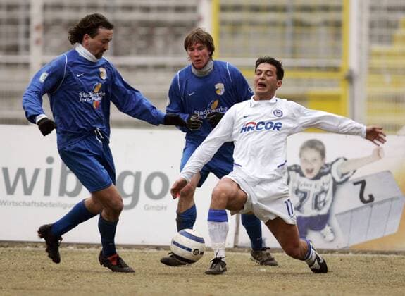 Michael Anicic (li.) und Ralf Schmidt (beide Jena) gegen Ante Covic (Hertha II) Fußball Herren Regionalliga Nord 2005 2006, 3. Liga, FC Carl Zeiss Jena - Hertha BSC II 4:1, Amateure, Amat., A. Jena Dynamik,