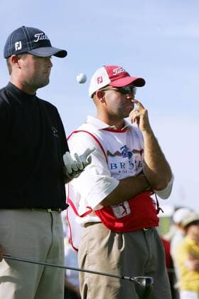 Ryan Palmer (USA, li.) spielt neben seinem Caddy mit einem Ball - (Icon7405792) Golf Herren FBR Open 2006, PGA Tour, Golfen Gruppe Scottsdale Nachdenklichkeit, Langeweile, EDITORIAL USE ONLY