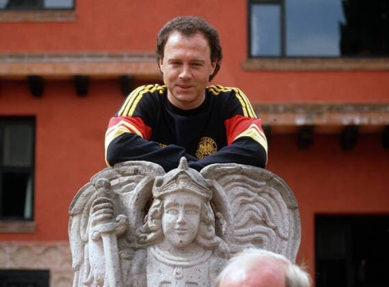 Teamchef Franz Beckenbauer (BR Deutschland) lehnt vor dem Mannschaftshotel auf einer Statue Fußball WM Herren Weltmeisterschaft 1986, Nationalmannschaft, Nationalteam, BRD Einzelbild Queretao