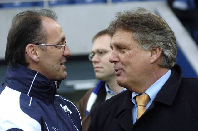 Trainer Jürgen Kohler (Duisburg, li.) im Gespräch mit dem Vorstandsvorsitzenden Rene C. Jäggi (Lautern) Fußball 1. BL Herren Saison 2005 2006, MSV Duisburg - 1. FC Kaiserslautern 2:2 Gruppe Duisburg