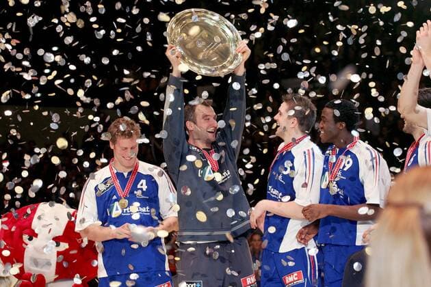 Torwart Thierry Omeyer präsentiert die Siegertrophäe für den Gewinn des Europameistertitels 2006, daneben v, li.: Geoffroy Krantz, Guillaume Gille und Luc Abalo Handball EM Herren Europameisterschaft 2006, Länderspiel, Nationalmannschaft, Nationalteam, Finale, Endspiel Gruppe pan12431, Konfettiregen Zürich Begeisterung, Freude,