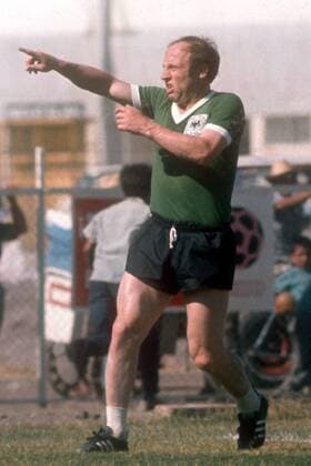 Uwe Seeler (BR Deutschland) zeigt die Richtung an Fußball WM Herren Weltmeisterschaft 1970, Nationalmannschaft, Nationalteam, Nationaltrikot, Training, Trainingsspiel Einzelbild