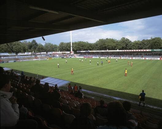 Fußball, Stadiongeschichte Rot Weiß Ahlen Das Wersestadion in Ahlen während eines Oberligaspiels Fußball Herren Oberliga Westfalen 2004 2005, LR Ahlen II, 2 Totale Wersestadion Ahlen