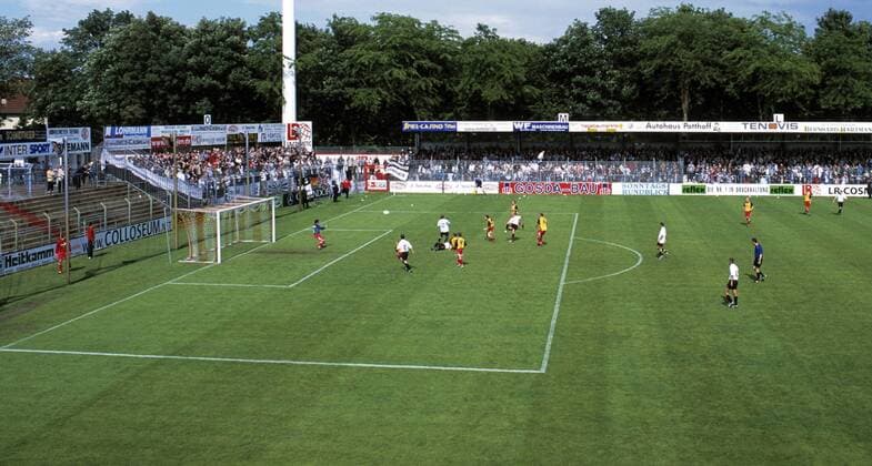 Fußball, Stadiongeschichte Rot Weiß Ahlen Die Oberliga Partie zwischen LR Ahlen II und der SG Wattenscheid 09 im Wersestadion in Ahlen Fußball Herren Oberliga Westfalen 2004 2005, LR Ahlen II - SG Wattenscheid 09 1:1, Amateure, Amat, A, 2 Totale Wersestadion Ahlen