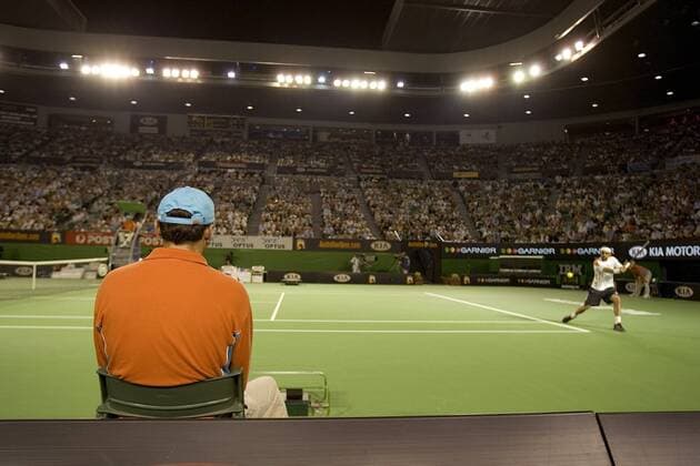 Ein Linienrichter beobachtet das Spielgeschehen und seine Linie Tennis Herren Australian Open 2006, ATP Tour, Hartplatz, Hardcourt, Hartplatztennis, Hartplatzturnier, Totale Melbourne