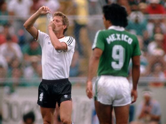 Karl Heinz Förster (li., BR Deutschland) gönnt sich eine Erfrischung, re. Sanchez (Mexiko) Fußball Länderspiel Herren Weltmeisterschaft 1986, Nationalmannschaft, Nationalteam, Nationaltrikot, Viertelfinale, Vdia Gruppe BRD - Mexiko 4:1 n.E. Monterrey
